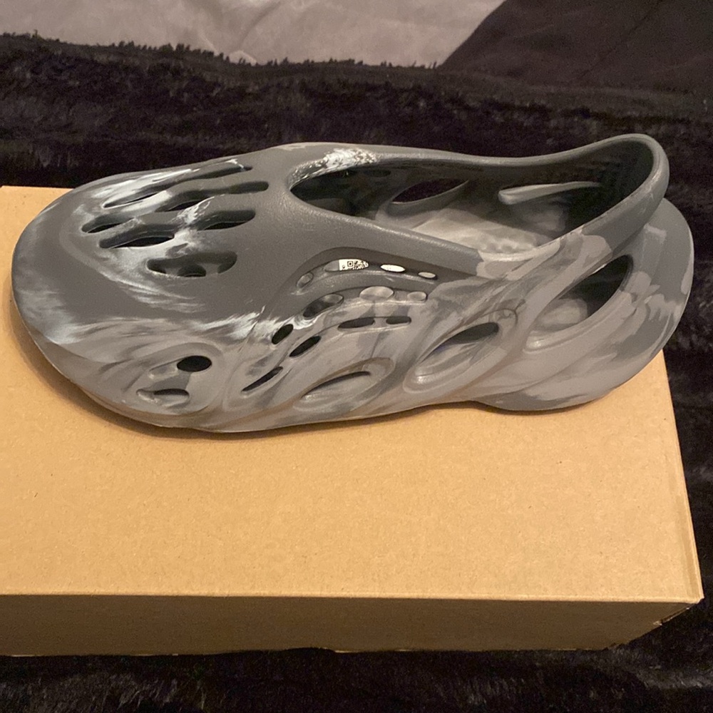 Authentic Yeezy Foam Rnr Granite - Picture 5 of 8